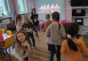 Dzieci próbują tańczyć kankana.
